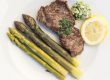 Ds Bison Steak mit Spargel ist nicht ganz billig. Ja teuer. Aber der Geschmack des Bisonfleisches ist ein Ereignis.