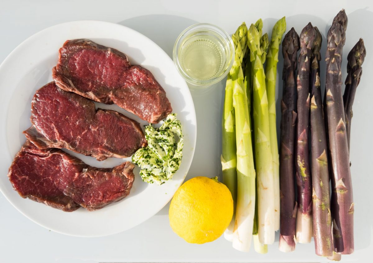 Die Zutaten für Bison Steak mit Spargel sind einfach und naturbelassen. Denn es geht bei diesem Gericht um die natürliche Aromen wertvoller Lebensmittel.