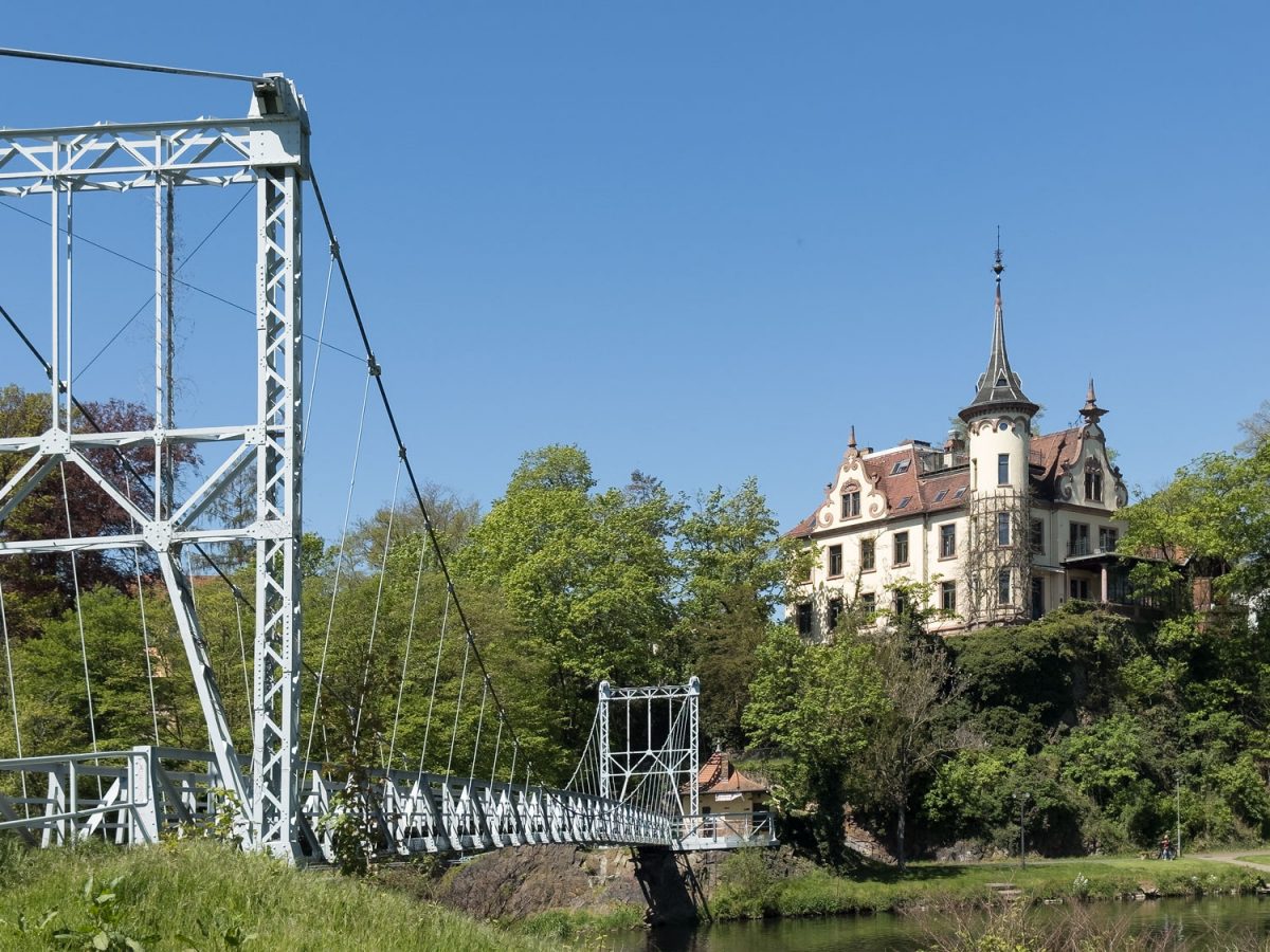 In Grimma ist die Hängebrücke mit der Gattersburg im Hintergrund ein schönes Motiv. Am Fluß liegen Schiffe bereit um einem Ausflug zu unternehmen. Auch ein Restaurant mit Flussblick macht diesen Ort besuchenswert.