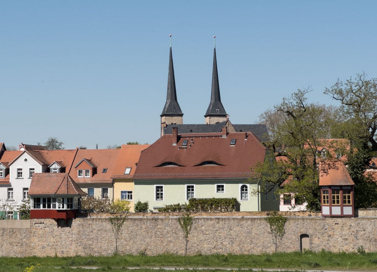 In Grimma ist die Stadtsilhouette mit den typischen Lauben eine Besonderheit. Diese kleinen Häuser auf der Flutschutzmauer machen den besonderen Reiz dieser Stadtansicht aus.