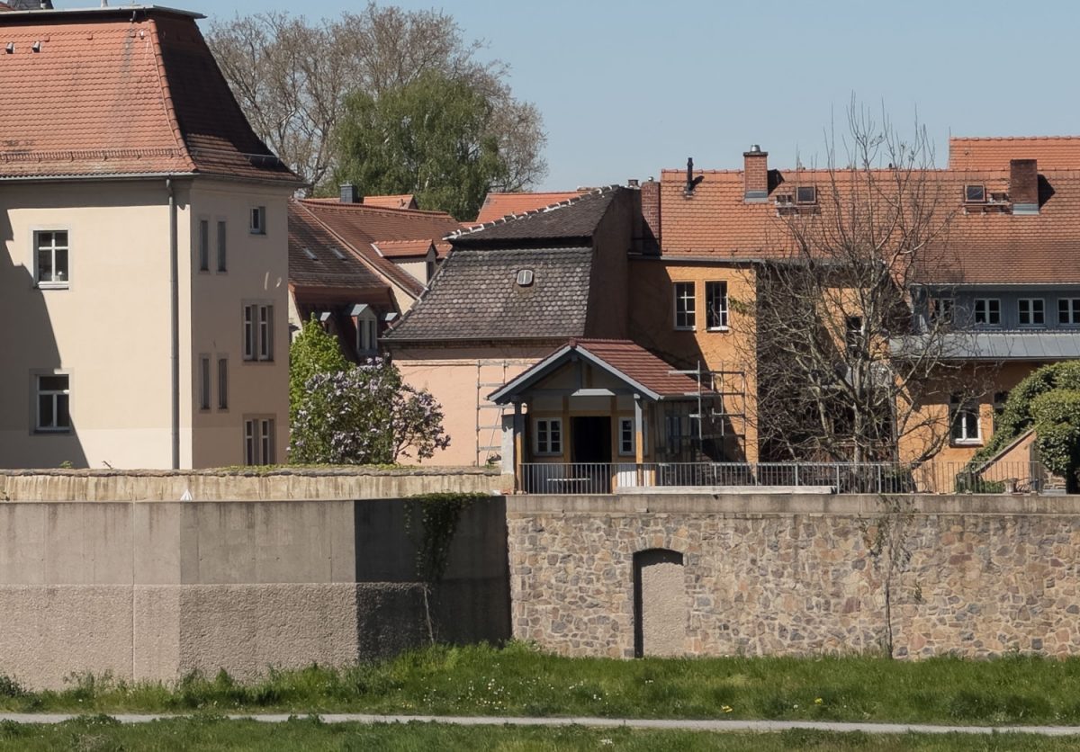 Diese Laube auf der Flutmauer in Grimma ist ein Beispiel von vielen liebevoll gestalteten Kleinbauwerken auf der Krone der Flutmauer der Stadt.