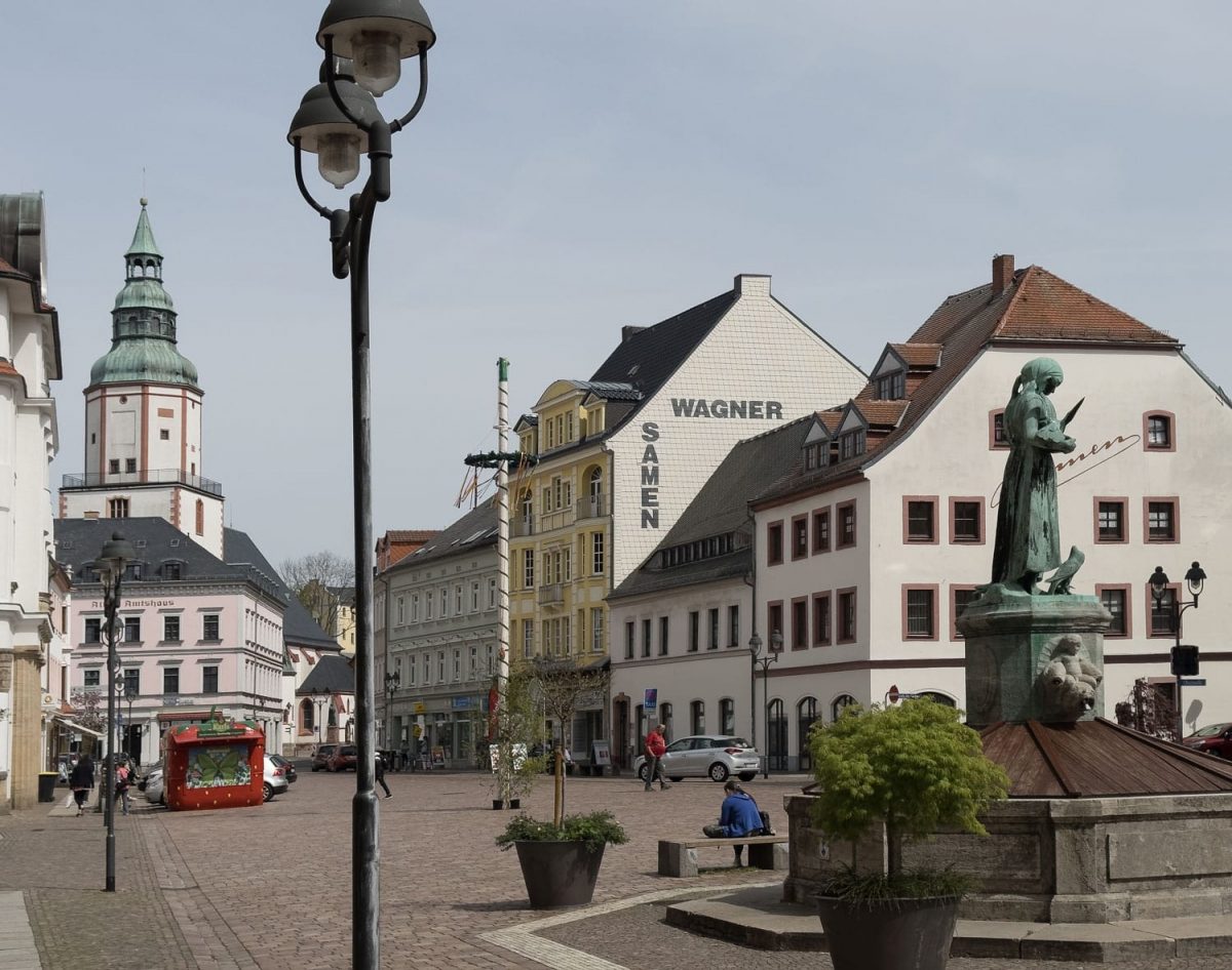 Obermarkt Döbeln mit Schlegelbrunnen im Vordergrund und der Nicolaikirche im Hintergrund