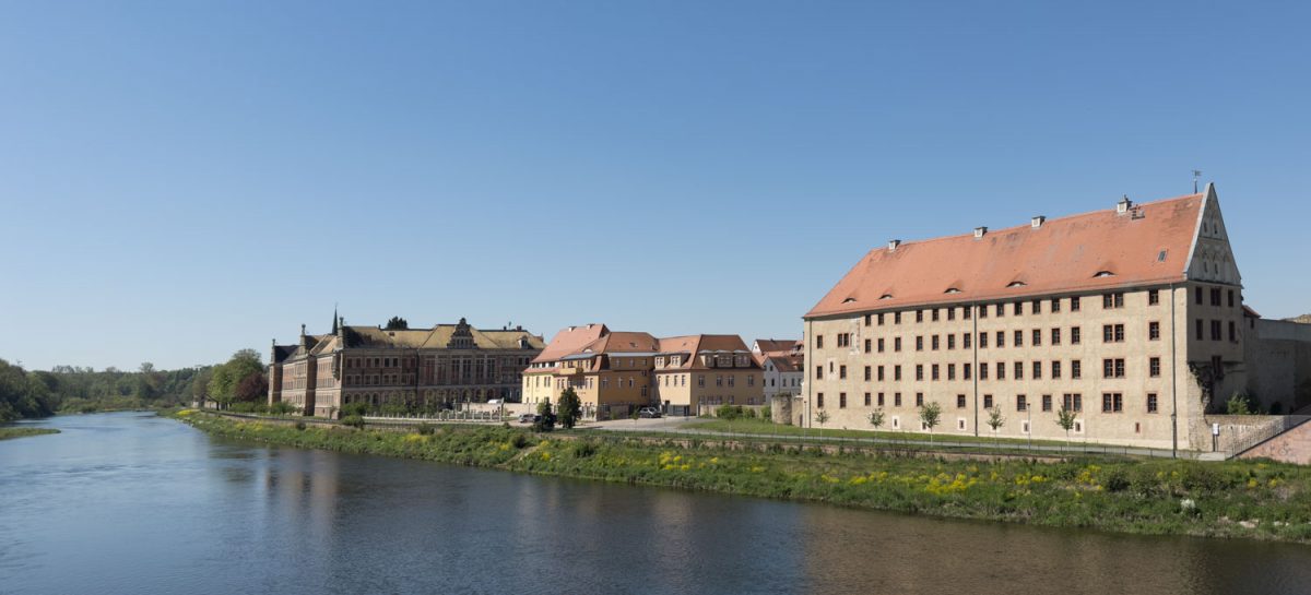 Die Silhouette von Grimma von der Pöppelmannbrücke aus gesehen zeigt das ehemalige Schloss und die Fürstenschule. Sie sind heute ein Gymnasium und ein Gericht.