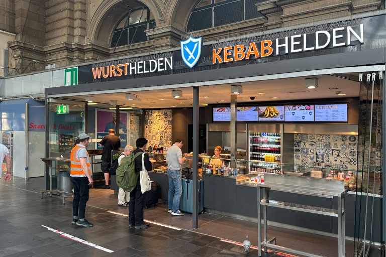 Frankfurts billige Bratwursthelden haben eine günstigere Bratwurst als auf dem Hauptbahnhof in Leipzig. Eventuell auch die bessere?