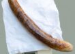 Leipzigs teure Bratwurst auf der Waage bringt gerade 130 Gramm und ist damit eine ganz normale Bratwurst und nicht etwa XL wie das Preisschild uns weißmachen möchte
