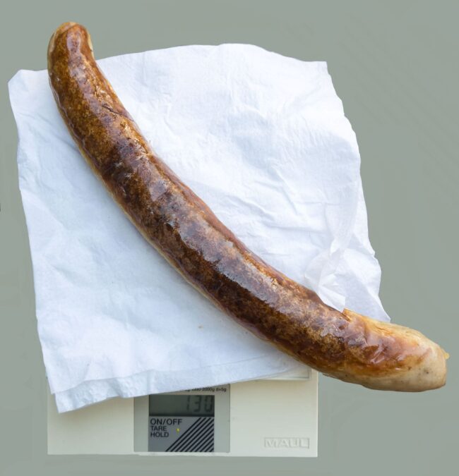 Leipzigs teure Bratwurst auf der Waage bringt gerade 130 Gramm und ist damit eine ganz normale Bratwurst und nicht etwa XL wie das Preisschild uns weißmachen möchte