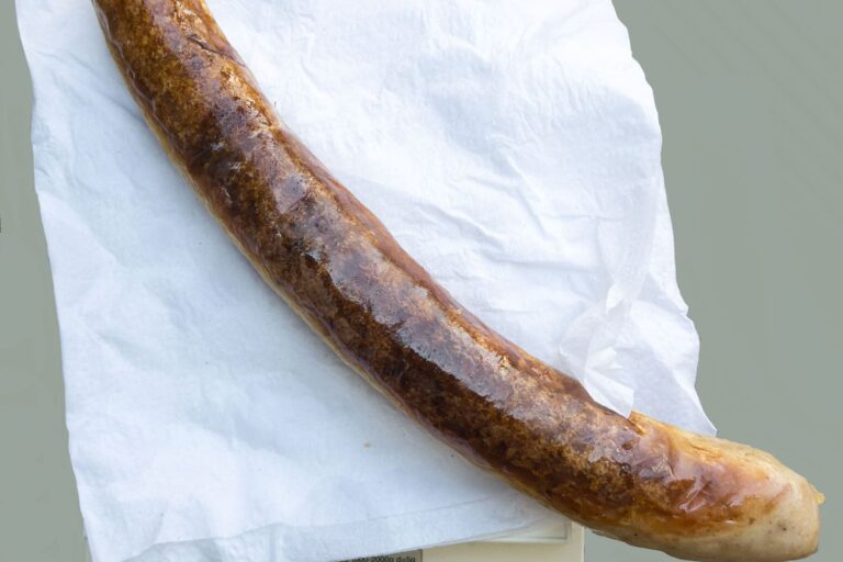 Leipzigs teure Bratwurst auf der Waage bringt gerade 130 Gramm und ist damit eine ganz normale Bratwurst und nicht etwa XL wie das Preisschild uns weißmachen möchte