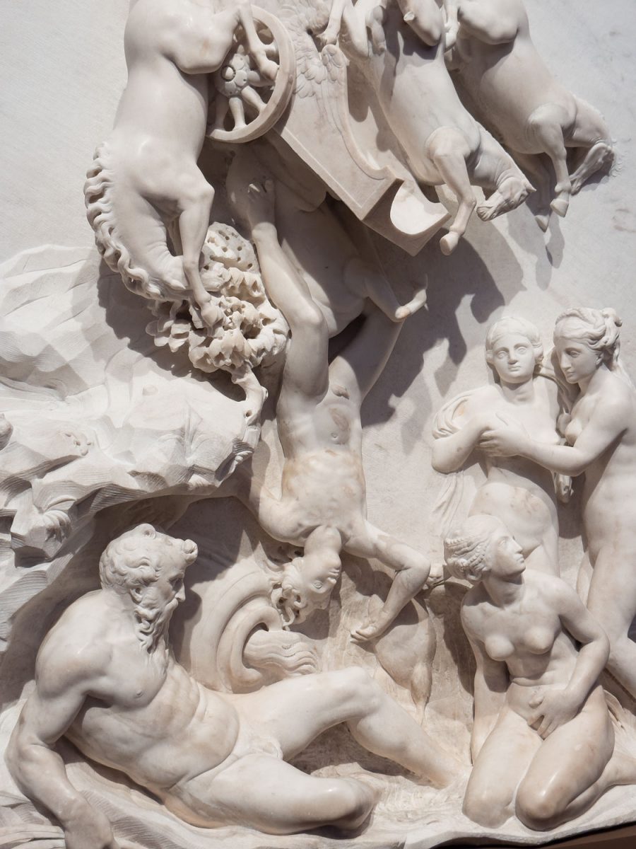 Der Sturz des Phaeton von Simone Moschino ist um 1560 entstanden. Es ist ein Relief aus Marmor mit realistisch gestalteten nackten Figuren.