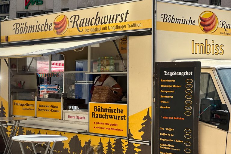 Die Böhmische Rauchwurst auf dem Markt in Chemnitz ist echt gut, saftig und würzig bekommt man diese zu einem attraktiven Preis.