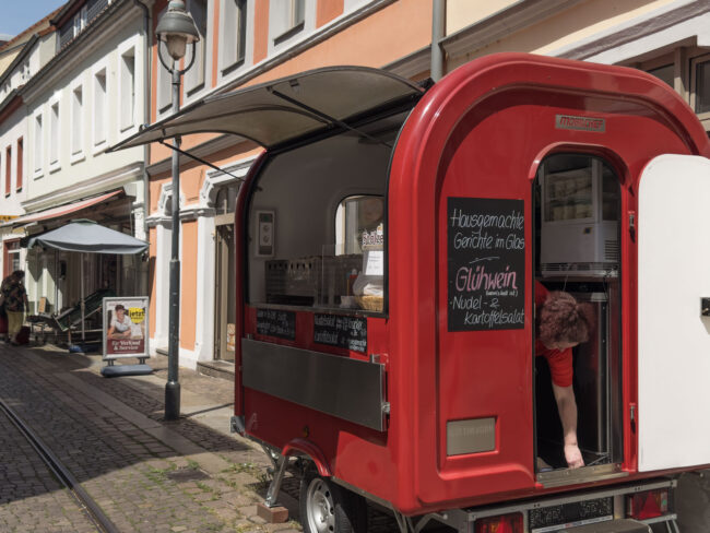 Glühwein im Sommer und die beste Roster von Döbeln bekommen Sie an dem Roten Wagen in der Nähe zum Rathaus. Die Röster ist ausgezeichnet.