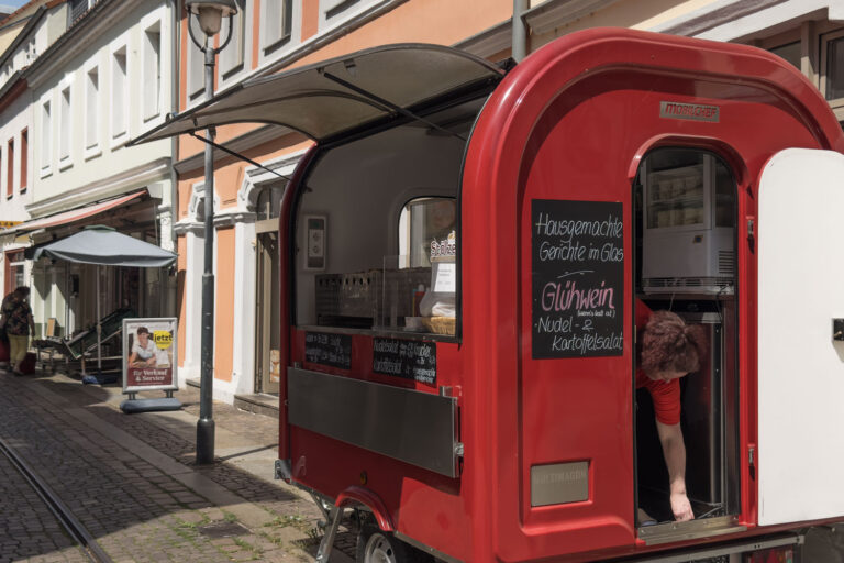 Glühwein im Sommer und die beste Roster von Döbeln bekommen Sie an dem Roten Wagen in der Nähe zum Rathaus. Die Röster ist ausgezeichnet.