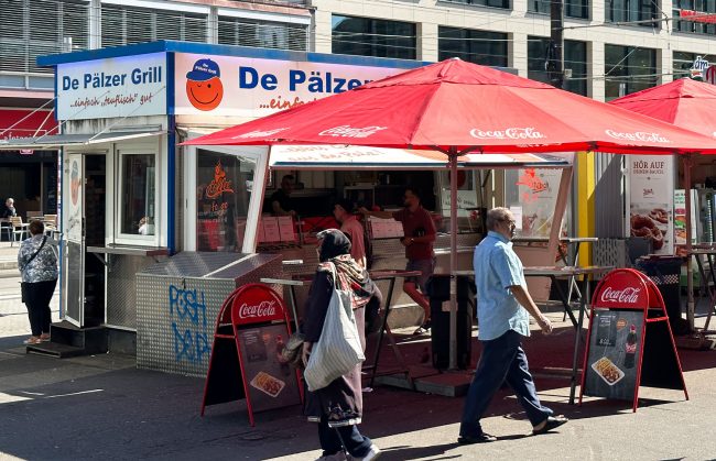 Die zerbrochene Bratwurst beim "De Pfälzer" in Karlsruhe war zwar schmackhaft und hatte einen angemessenen Preis. Sie zu zerbrechen war jedoch nicht schön. Denn eine Bratwurst sollte auch so aussehen wie eine Bratwurst.