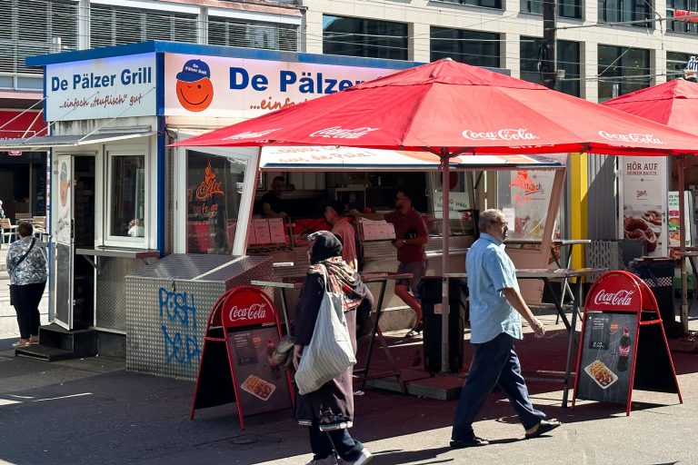 Die zerbrochene Bratwurst beim "De Pfälzer" in Karlsruhe war zwar schmackhaft und hatte einen angemessenen Preis. Sie zu zerbrechen war jedoch nicht schön. Denn eine Bratwurst sollte auch so aussehen wie eine Bratwurst.