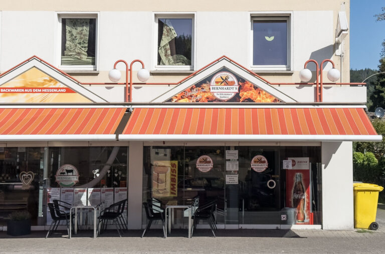 Ohne Zweifel hat Bernhards Schlemmerimbiss die beste grobe Bratwurst aus Bad Laasphe. Sie finden diese auf der Bahnhofsstraße auf der rechten Seite Stadteinwärts.