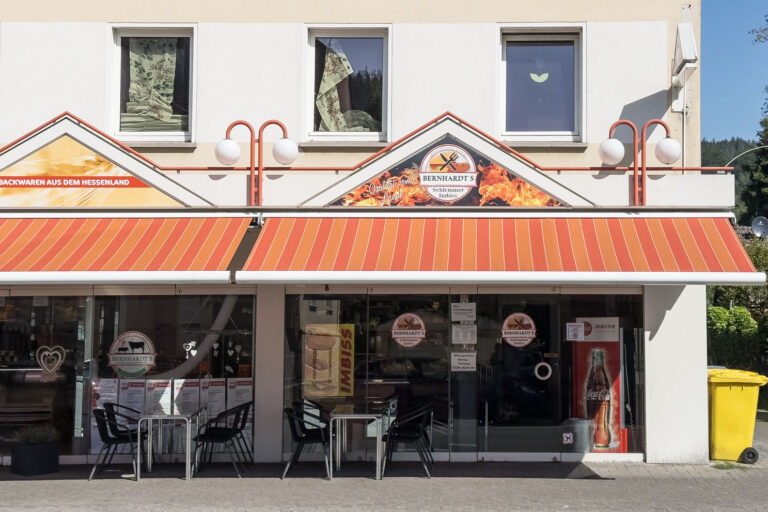 Ohne Zweifel hat Bernhards Schlemmerimbiss die beste grobe Bratwurst aus Bad Laasphe. Sie finden diese auf der Bahnhofsstraße auf der rechten Seite Stadteinwärts.