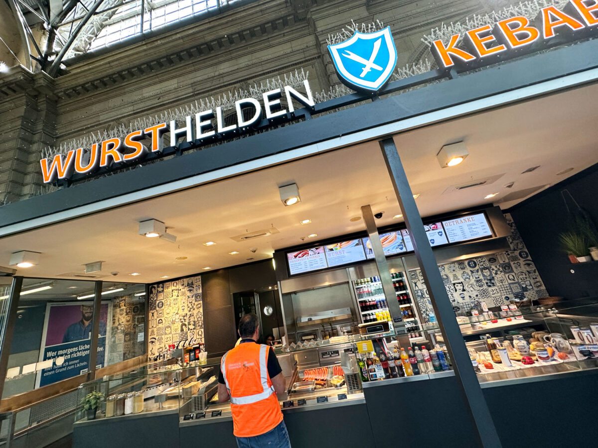 Die Frankfurter Wursthelden haben ihren Wurststand auf dem Frankfurter Hauptbahnhof. Sie bieten unter anderem die berühmten Frankfurter Würste an.