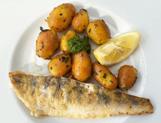 Gefrorenen Zander zu braten Gefrorenen Zander zu braten ist gut, wenn man ihn in Ruhe im Kühlschrank auftauen lässt. 12 Stunden über Nacht sollten es jedoch sein.