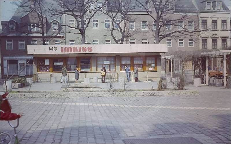 Der Imbiss auf dem Roten Platz Döbeln zu DDR-Zeiten hatte auch die typische Geflügelroster im Angebot