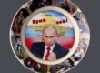 Der Porzellanteller Wladimir Putin als Superheld lässt tief in das Selbstverständnis dieses Mannes blicken. Absurd und lächerlich.