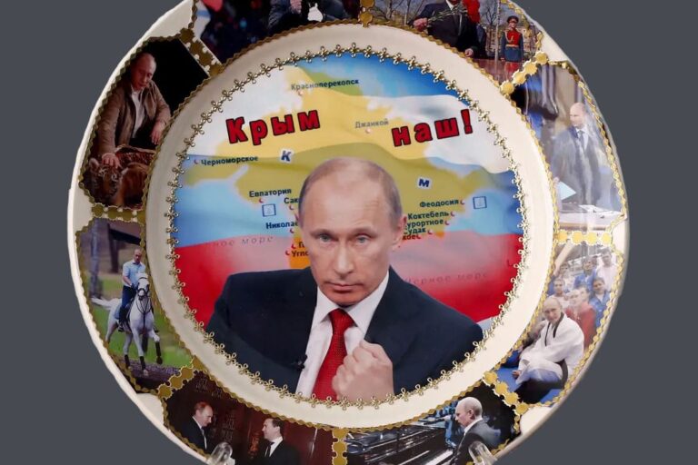 Der Porzellanteller Wladimir Putin als Superheld lässt tief in das Selbstverständnis dieses Mannes blicken. Absurd und lächerlich.