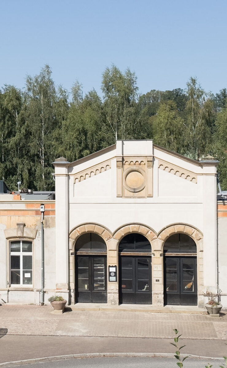 Am Bahnhof Leisnig sieht man schon das restaurierte Portal des Empfangsgebäudes und kann erahnen, wie schön der Bahnhof nach dem Ende der Arbeiten wird.