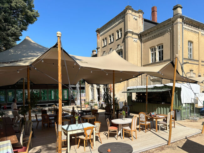 Der Bahnhof Leisnig hat den schönsten Biergarten Sachsen und im Sommer ein aufregendes Musikprogramm.