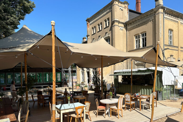 Der Bahnhof Leisnig hat den schönsten Biergarten Sachsen und im Sommer ein aufregendes Musikprogramm.