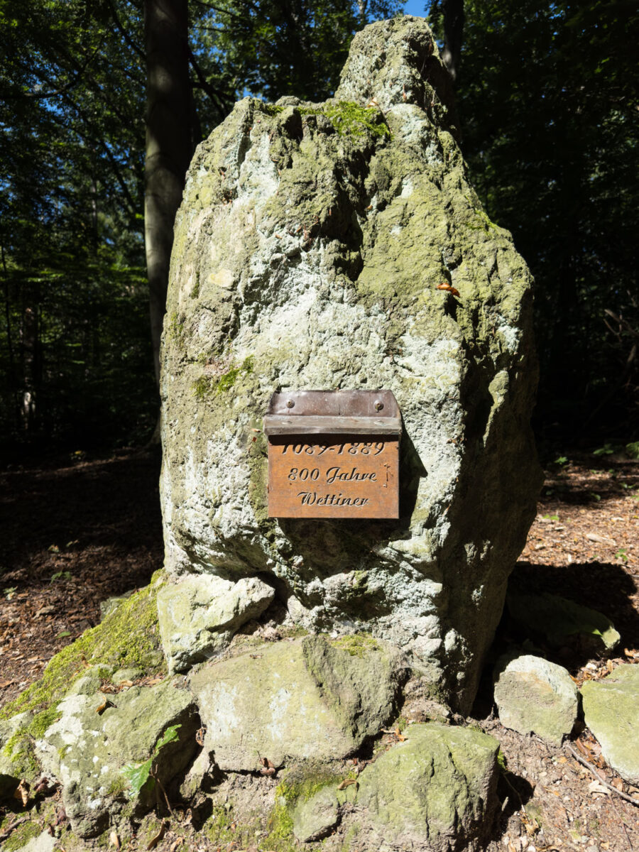 Der Gedenkstein 800 Jahre Wettiner erinnert an das große Fest im Jahr 1889 und steht auf dem Rastplatz im Hochweitzschner Forst.