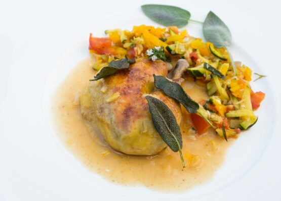 Die Salbei Salzzitronensoße für Hähnchen ist ausgesprochen delikat und unterstreicht den Geschmack des Hähnchens. Einfach zuzubereiten und betörend fein.