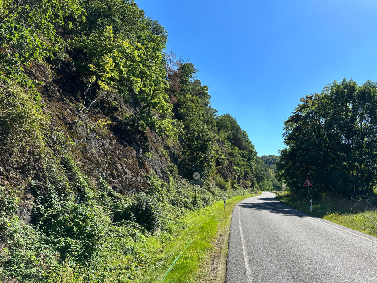 Der Weg Richtung Scheergrund ist eine in der Woche selten befahrene Nebenstraße.