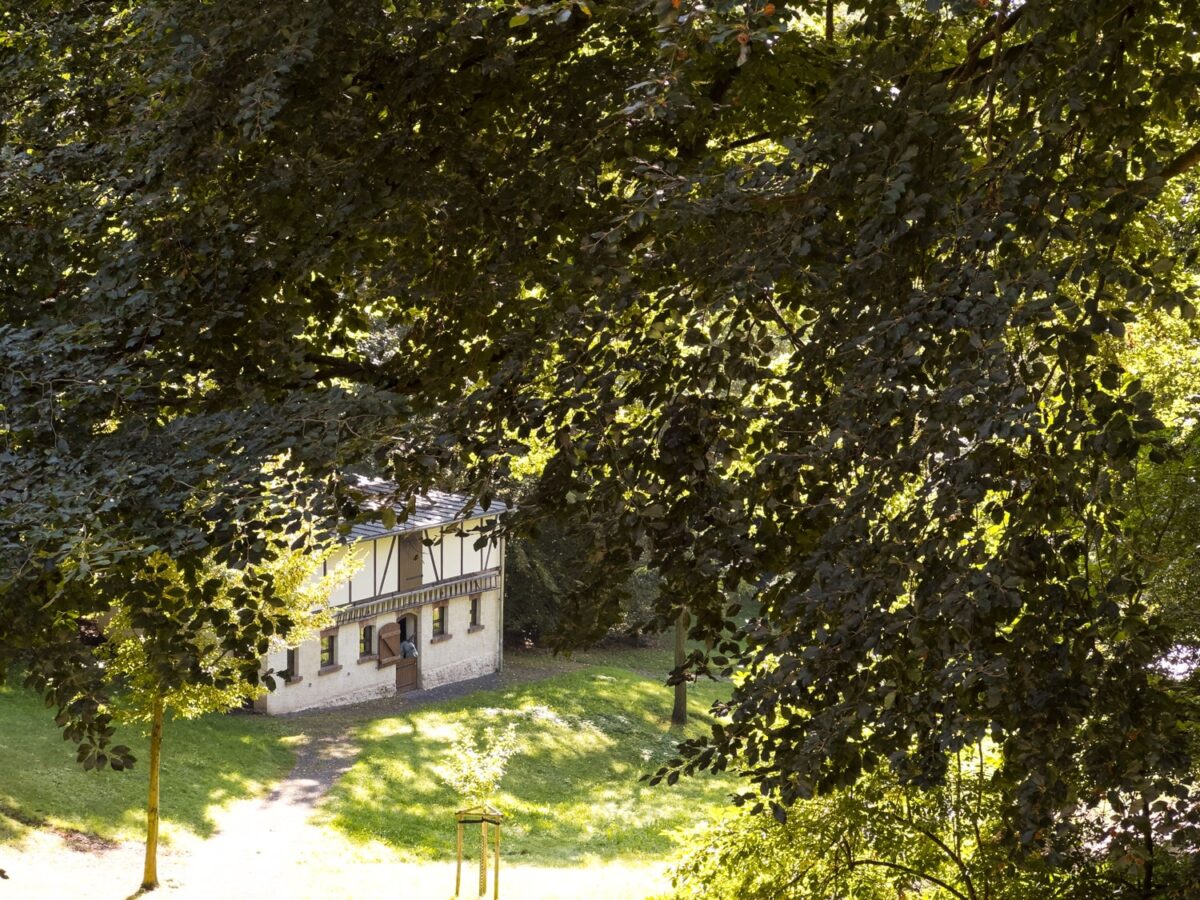 Der Blick vom Balkon Haus Energie auf den Eselstall im Wilhelm Ostwald Park Großbothen zeigt die schöne Anlage des großen Parks.