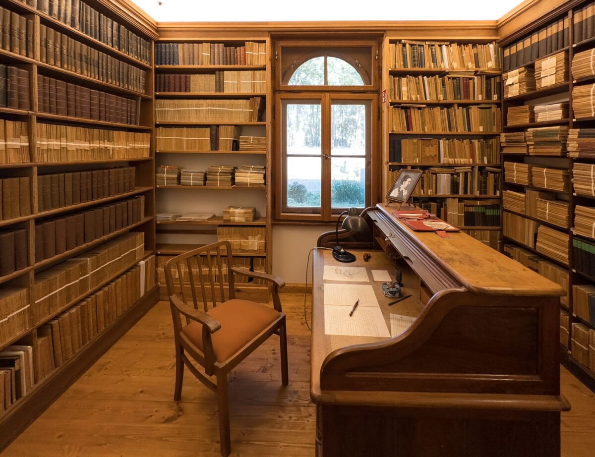 Das Arbeitszimmer von Wilhelm Ostwald mit Bibliothek kann im Wilhelm Ostwald Park und Großbothen besichtigt werden.