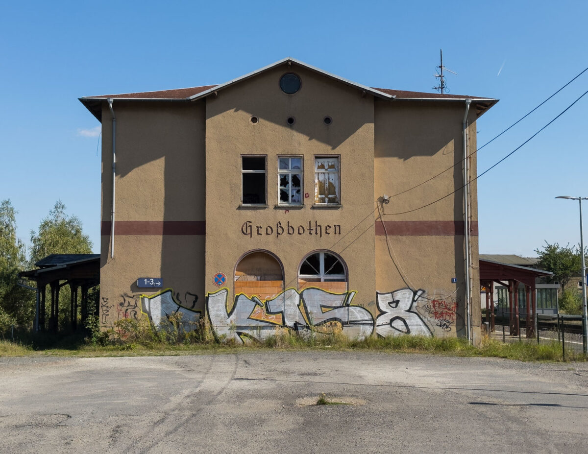 Das Bahnhofsgebäude Großbothen war einst ein stolzer Bau und ist heute verrottet. Fenster eingeschlagen und die Wände mit Graffiti beschmiert.