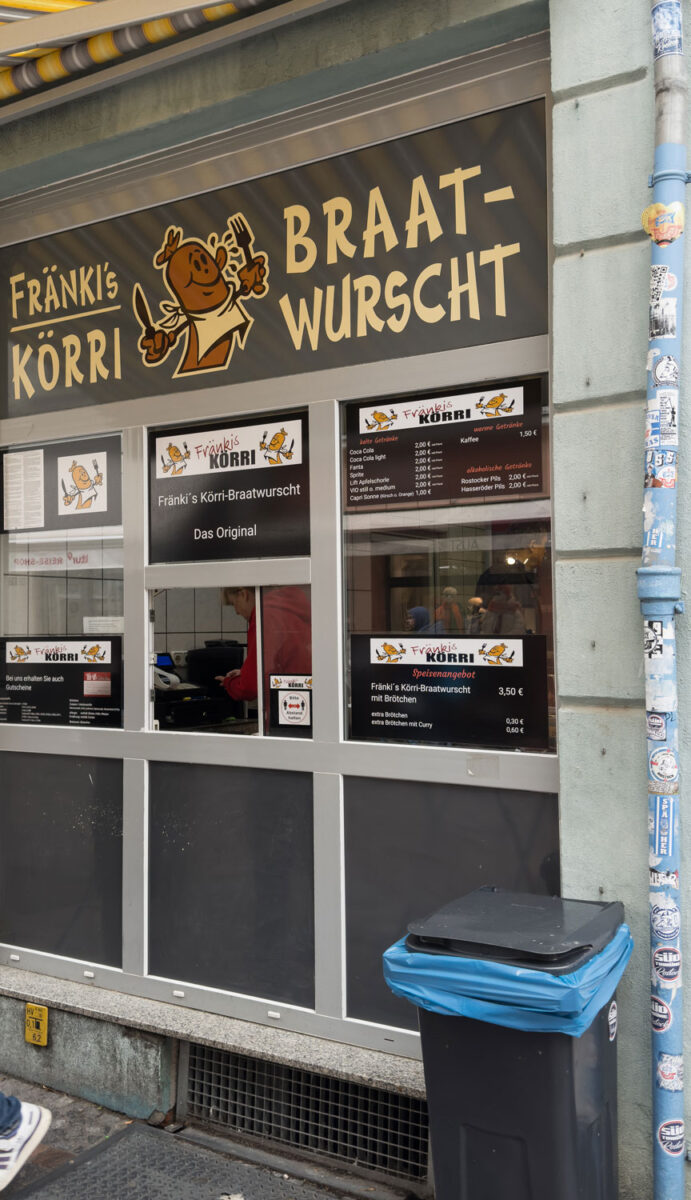 Die beste Currywurst nördlich von Berlin gibt es bei Fränkis Körri in Rostock auf der Kröpeliner Straße. Saftig und genial ist diese Wurst. Außerdem selbstgemacht.