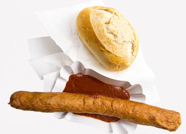 Die beste Currywurst nördlich von Berlin gibt es ausgerechnet in Rostock. Sie ist saftig, die Currysoße natürlich wie die Wurst selbstgemacht. Fluffig und fein. So soll es sein.