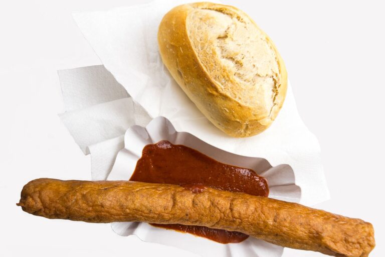 Die beste Currywurst nördlich von Berlin gibt es ausgerechnet in Rostock. Sie ist saftig, die Currysoße natürlich wie die Wurst selbstgemacht. Fluffig und fein. So soll es sein.