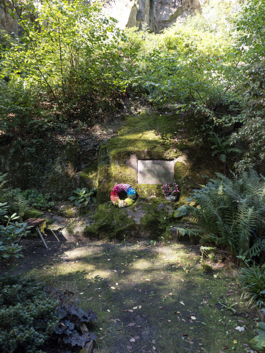 Die Grablege von von Wilhelm und Helene Ostwald ist im Steinbruch des Parks in Großbothen gelegen.