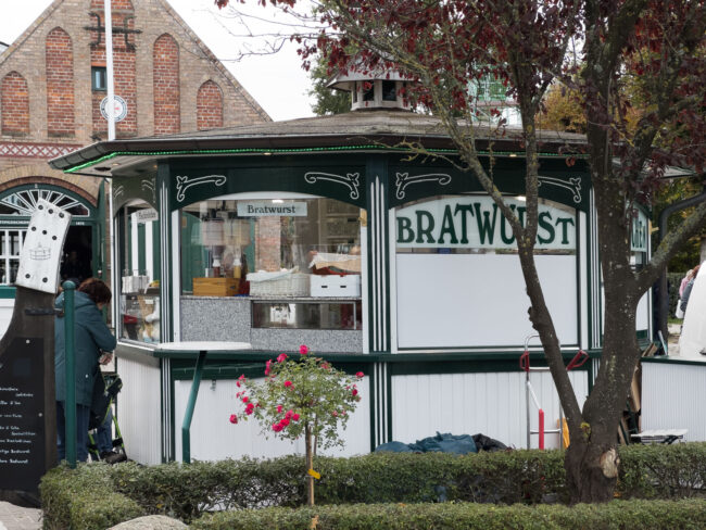In Zingst auf dem Darß gibt es eine Bratwurst im Teigkondom für schon unverschämte 4,50 €. Die Bratwurst mit Teigummantelung ist praktisch aber nicht stilgerecht.