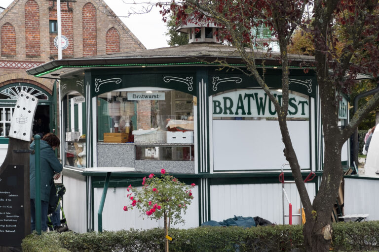 In Zingst auf dem Darß gibt es eine Bratwurst im Teigkondom für schon unverschämte 4,50 €. Die Bratwurst mit Teigummantelung ist praktisch aber nicht stilgerecht.