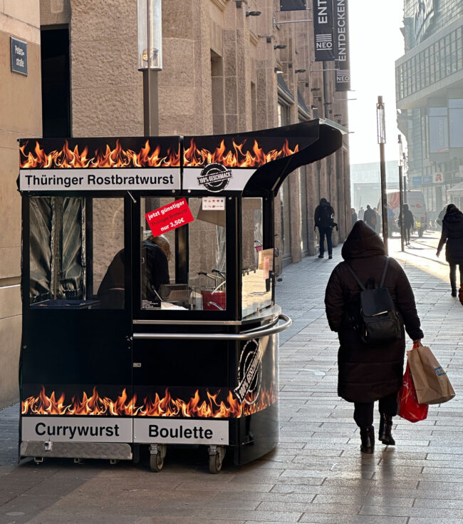 Der Preis einer Bratwurst als Inflationsindikator ist noch nicht fest in den Wirtschaftswissenschaften verankert. An ihm erkennt man jedoch sehr gut die Exzesse der Gierflation. Hier ein Bratwurststand auf der Petersstraße in Leipzig mit einer guten und günstigen Thüringer Bratwurst.