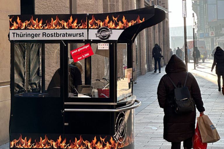 Der Preis einer Bratwurst als Inflationsindikator ist noch nicht fest in den Wirtschaftswissenschaften verankert. An ihm erkennt man jedoch sehr gut die Exzesse der Gierflation. Hier ein Bratwurststand auf der Petersstraße in Leipzig mit einer guten und günstigen Thüringer Bratwurst.
