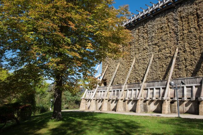 Natürlich ist das Gradierwerk in Bad Kösen eine Wasserkunst von außerordentlicher Bedeutung. Die dicken Salzanlagerungen beweisen, das die Funktionsfähigkeit voll erhalten ist.
