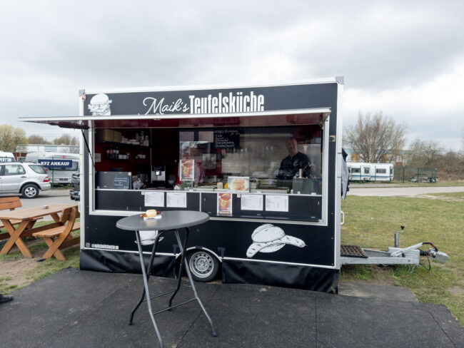 Die Mitarbeiter von Maiks Teufelsküche im Rostocker Fischereihafen sind sehr nett. Nur mit der Bratwurst klappt es nicht. Sie war zu trocken weil lange warmgehalten.