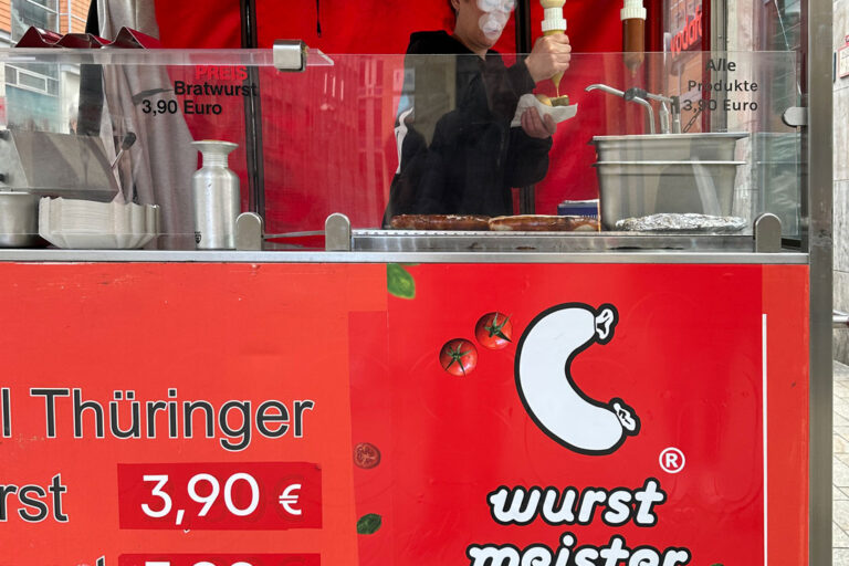 Die vegane Bratwurst an einem Bratwurststand in Leipzig ist nicht schmackhaft und viel zu teuer.