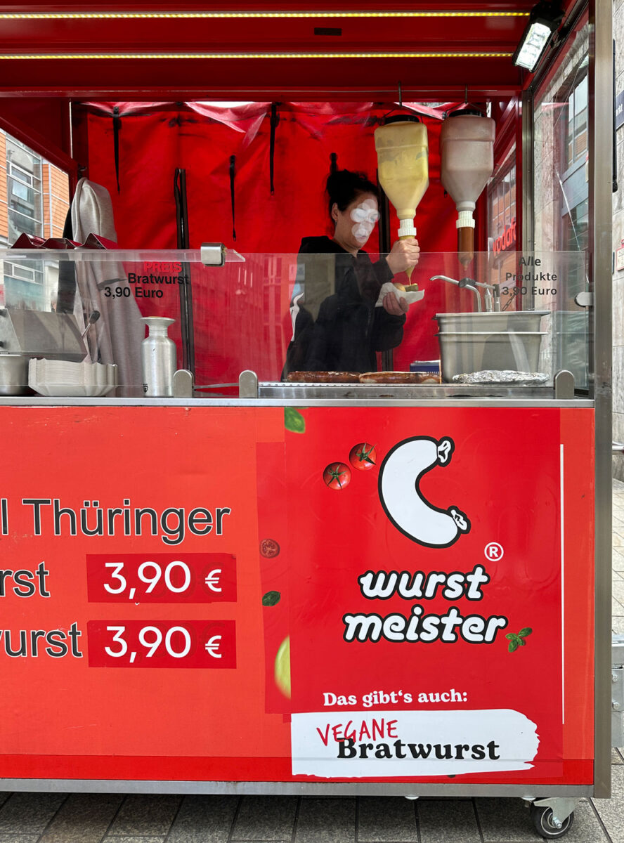 Die vegane Bratwurst an einem Bratwurststand in Leipzig ist nicht schmackhaft und viel zu teuer.