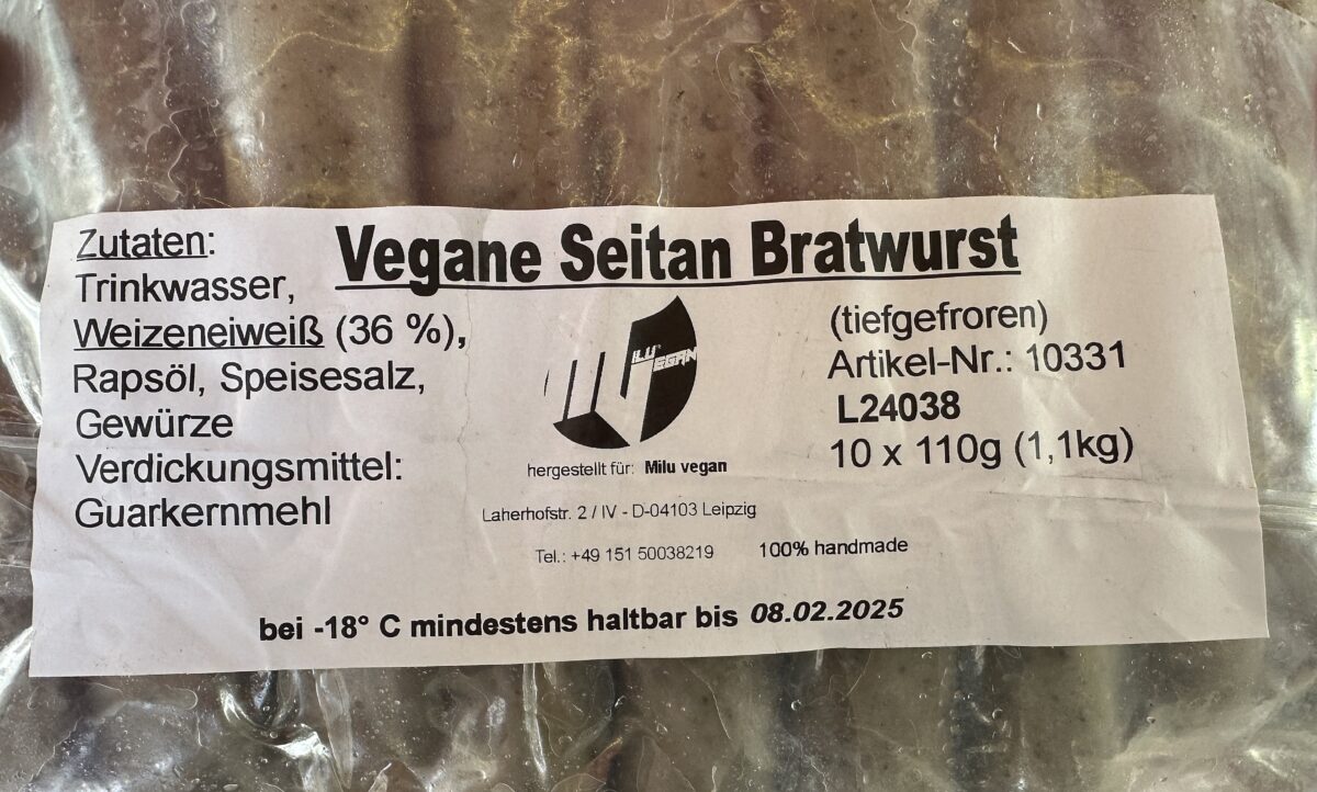 Vegane Seitan Braturst vom Grill istr nicht mit einer echten Bratwurst zu vergleichen. Da muß noch viel Entwicklungsarbeit reingesteckt werden.
