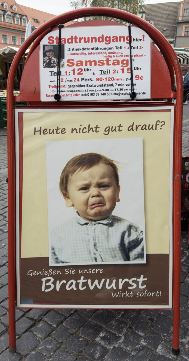 Die Bratwurstwerbung in Weimar auf dem Markt ist ziemlich exzessiv und soll Touristen anlocken.