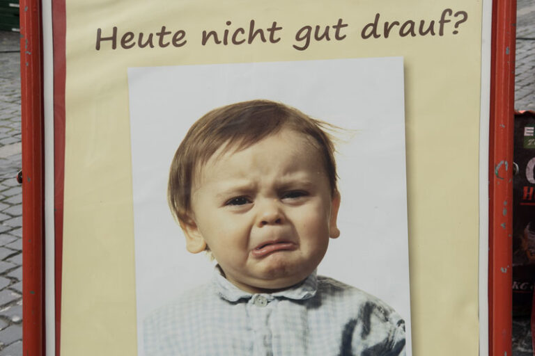 Die Bratwurstwerbung in Weimar auf dem Markt ist ziemlich exzessiv und soll Touristen anlocken.