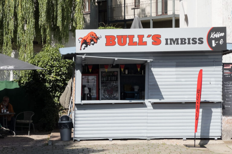 Der Leipziger Bull`s Imbiss ist drittklassig, weil er nicht nur schlecht gegrillte Bratwurst verkauft, sondern auch feucht gemachte und aufgewährmte Brötchen dazu.