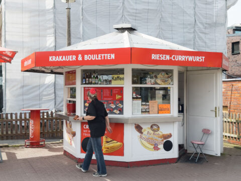 Die Imbissbude mit Currywurst an der Wasserkante von Warnemünde hat mich eher entteuscht. Wenn Currywurst, dann die in Rostock.